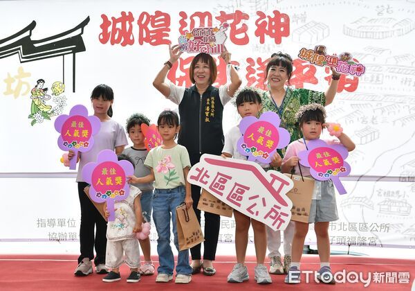 ▲台南北區「城隍迎花神，保生送平安」活動吸引親子家庭參與，廟埕前人潮川流不息。（記者林東良翻攝，下同）