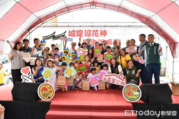 ▲台南北區「城隍迎花神，保生送平安」活動吸引親子家庭參與，廟埕前人潮川流不息。（記者林東良翻攝，下同）