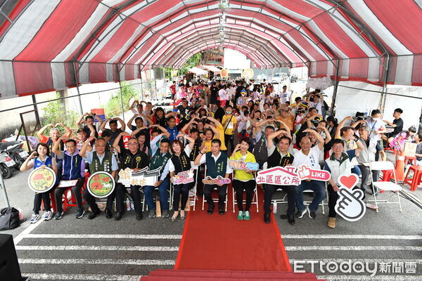 ▲台南北區「城隍迎花神，保生送平安」活動吸引親子家庭參與，廟埕前人潮川流不息。（記者林東良翻攝，下同）