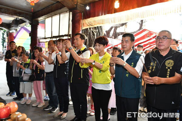 ▲台南北區「城隍迎花神，保生送平安」活動吸引親子家庭參與，廟埕前人潮川流不息。（記者林東良翻攝，下同）