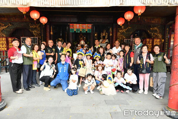 ▲台南北區「城隍迎花神，保生送平安」活動吸引親子家庭參與，廟埕前人潮川流不息。（記者林東良翻攝，下同）