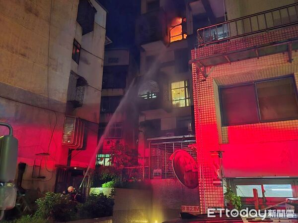 ▲快／北市湖小後方社火警！鼻　消防全力救。（／者邱中岳翻）