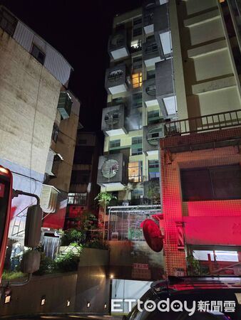 ▲▼快訊／北市東湖國小後方社區火警！濃煙嗆鼻　消防全力搶救。（圖／記者邱中岳翻攝）