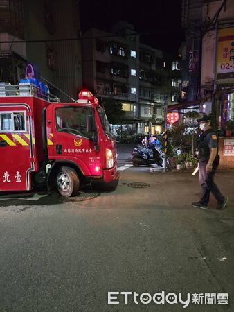 ▲▼快訊／北市東湖國小後方社區火警！濃煙嗆鼻　消防全力搶救。（圖／記者邱中岳翻攝）