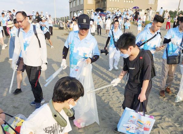 ▲參與淨灘大小朋友志工逾1800人齊聚豬鼻子沙灘，共同響應世界淨灘日。（圖／國際扶輪社3502區提供）