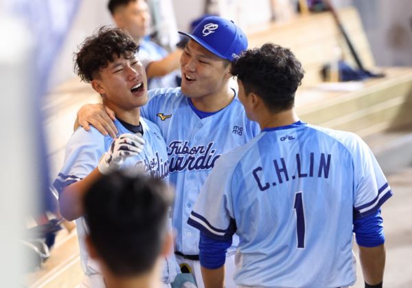 ▲▼   范國宸、林哲瑄安慰王念好          。（圖／富邦悍將提供）