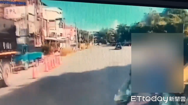 ▲▼騎士與遊覽車發生碰撞，2人重傷命危。（圖／記者陳崑福翻攝）