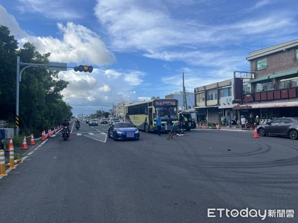 ▲▼騎士與遊覽車發生碰撞，2人重傷命危。（圖／記者陳崑福翻攝）