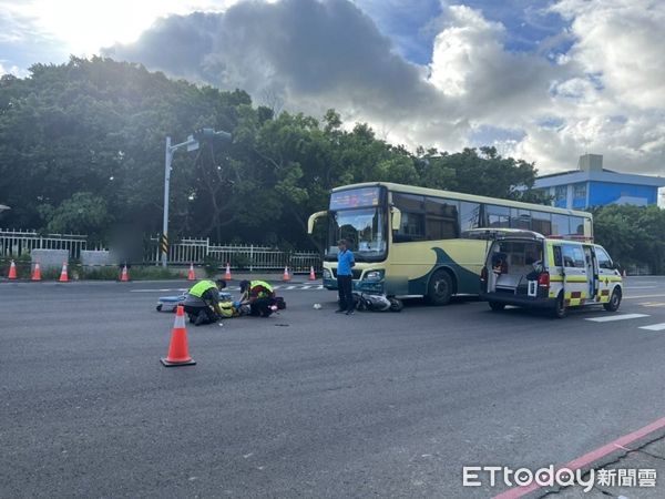 ▲▼騎士與遊覽車發生碰撞，2人重傷命危。（圖／記者陳崑福翻攝）