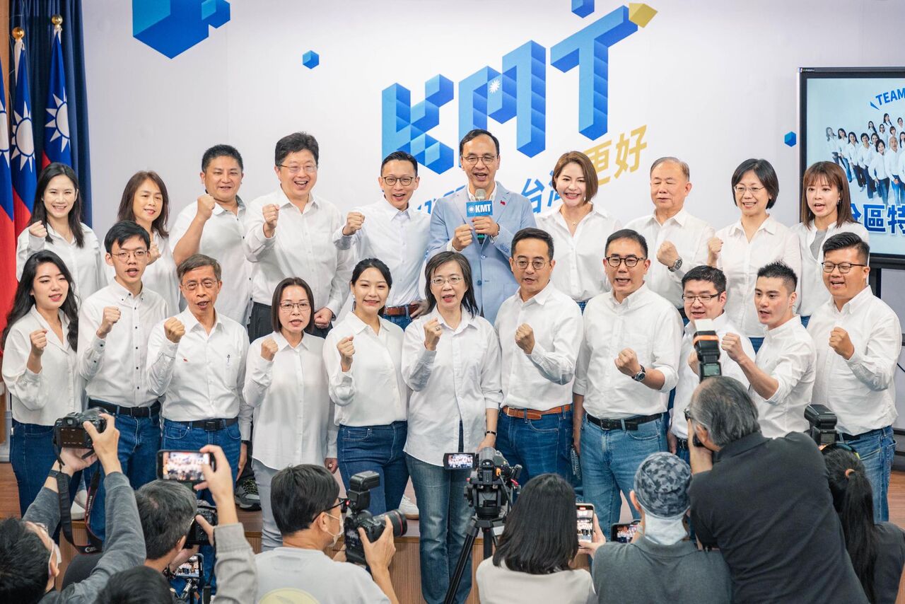 ▲國民黨主席朱立倫與黨公職合影。（圖／翻攝自Facebook／凌濤）