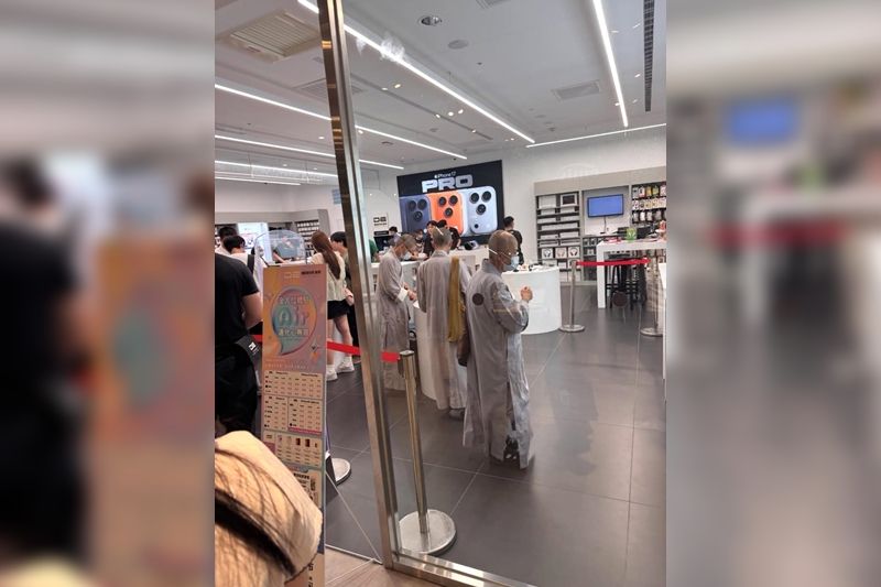 ▲▼民眾到蘋果專賣店，發現有出家人也在逛街。（圖／翻攝臉書／爆廢公社公開版）