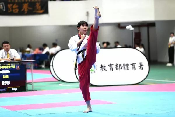 ▲勝利國小六生羅予彤獲得女子組最高分、來自蘭嶼東清國小跆拳道隊的顏承祐。（圖／大會提供）