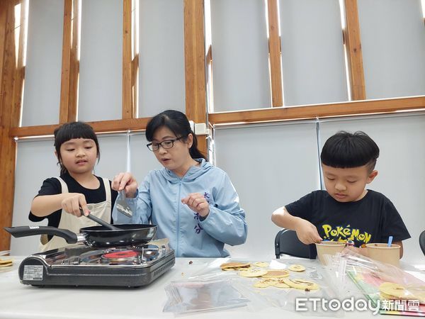 ▲▼   太保市公所舉辦親子多元閱讀活動「手作銅鑼燒體驗」與「鑽石貼畫相框」創意滿滿   。（圖／太保市公所提供）