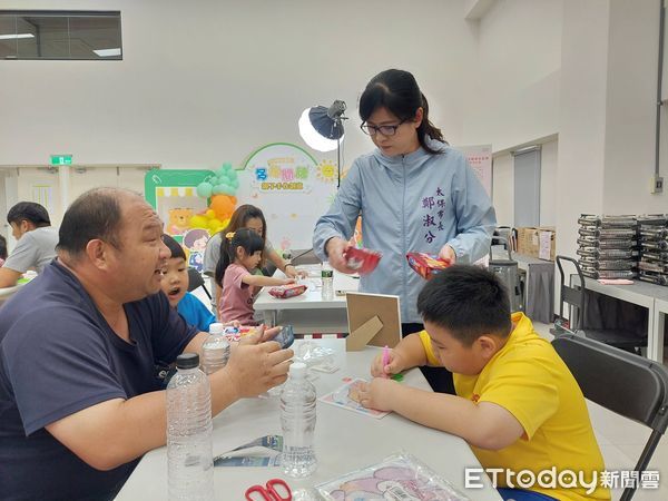 ▲▼   太保市公所舉辦親子多元閱讀活動「手作銅鑼燒體驗」與「鑽石貼畫相框」創意滿滿   。（圖／太保市公所提供）