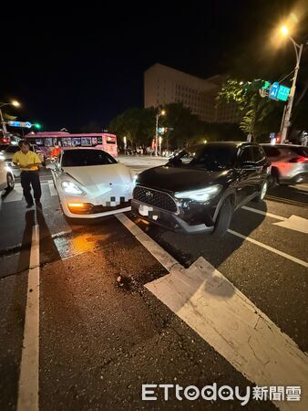 ▲20日晚間信義區發生休旅車迴轉與保時捷轎跑發生碰撞。（圖／記者張君豪翻攝）