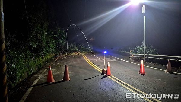 ▲▼苗124線33.5K處今(21日)有路樹倒塌。（圖／記者楊永盛翻攝)