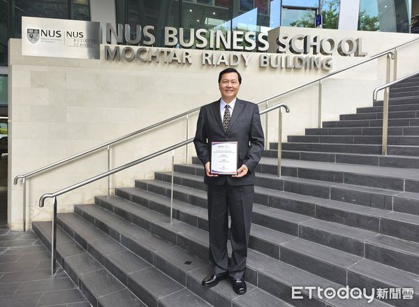 ▲王正坤醫師於新加坡國立大學商學院獲「社會影響力獎學金」肯定。（記者林東良翻攝，下同）