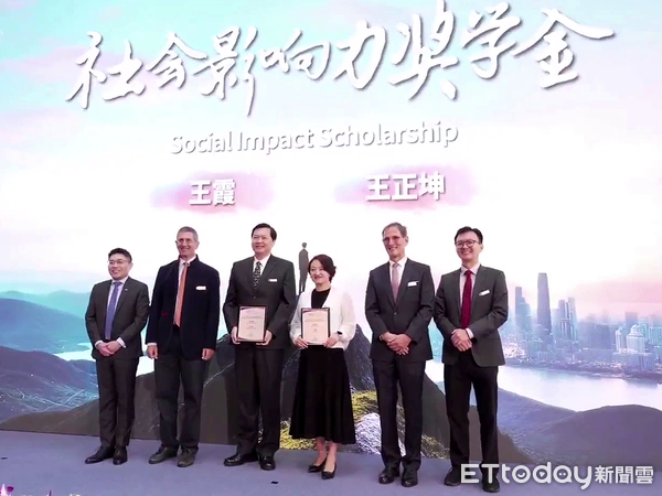 ▲王正坤醫師於新加坡國立大學商學院獲「社會影響力獎學金」肯定。（記者林東良翻攝，下同）