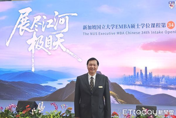 ▲王正坤醫師於新加坡國立大學商學院獲「社會影響力獎學金」肯定。（記者林東良翻攝，下同）