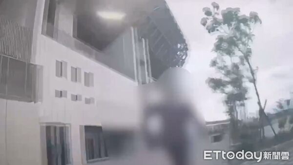 ▲▼      盤查攔逃逸！安南警追緝失聯移工送專勤隊       。（圖／記者林東良翻攝）