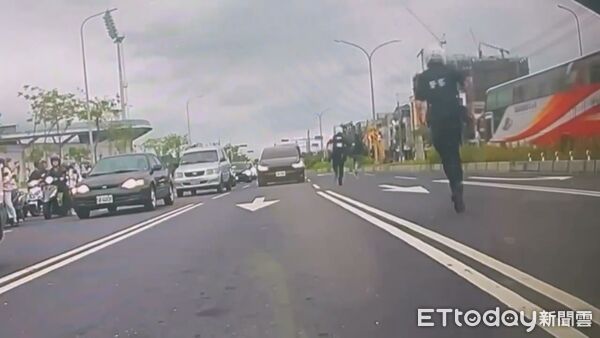 ▲▼      盤查攔逃逸！安南警追緝失聯移工送專勤隊       。（圖／記者林東良翻攝）