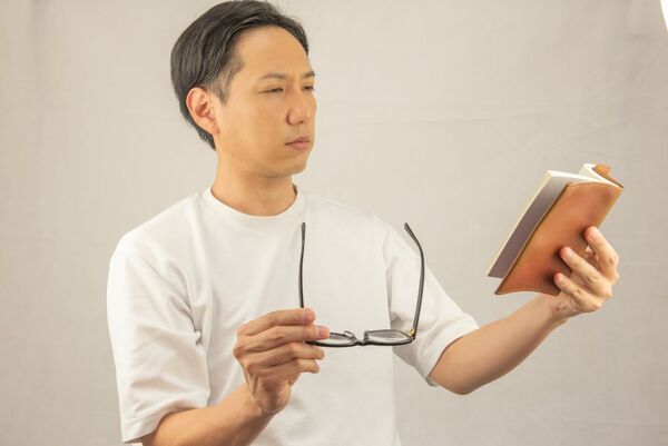 眼科教授對使用含有Pilocarpine成分的眼藥水治療老花眼抱持疑慮，建議戴老花眼鏡矯正對眼睛較好。（示意圖，photoAC）