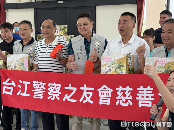 ▲台江警友會攜手安南區公所在梅花里活動中心舉辦中秋送暖活動。（記者林東良翻攝，下同）