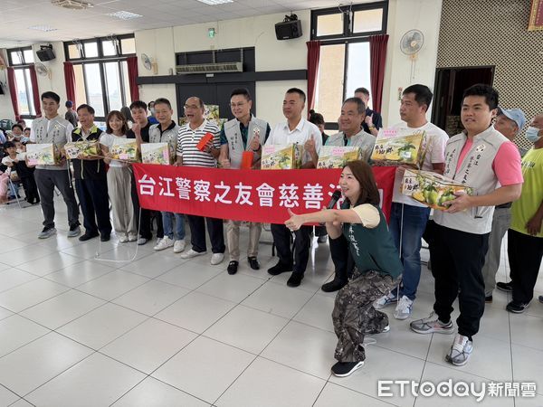 ▲台江警友會攜手安南區公所在梅花里活動中心舉辦中秋送暖活動。（記者林東良翻攝，下同）