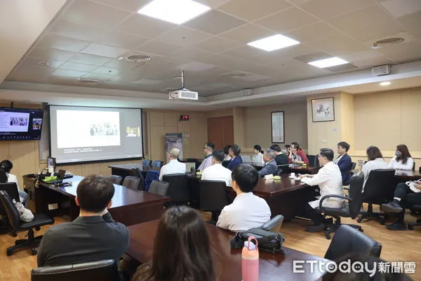 ▲▼美國明尼蘇達大學神經外科教授透過視訊主講「脊髓損傷後功能恢復的硬膜外脊髓電刺激：轉譯醫學進展與臨床觀察」。（圖／慈濟醫學中心提供，下同）