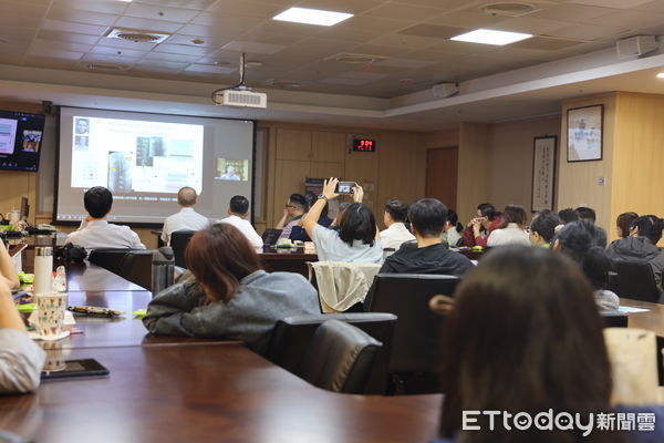 ▲▼美國明尼蘇達大學神經外科教授透過視訊主講「脊髓損傷後功能恢復的硬膜外脊髓電刺激：轉譯醫學進展與臨床觀察」。（圖／慈濟醫學中心提供，下同）