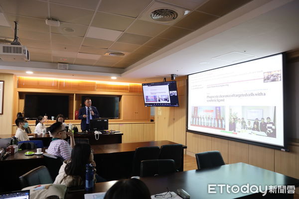 ▲▼美國明尼蘇達大學神經外科教授透過視訊主講「脊髓損傷後功能恢復的硬膜外脊髓電刺激：轉譯醫學進展與臨床觀察」。（圖／慈濟醫學中心提供，下同）