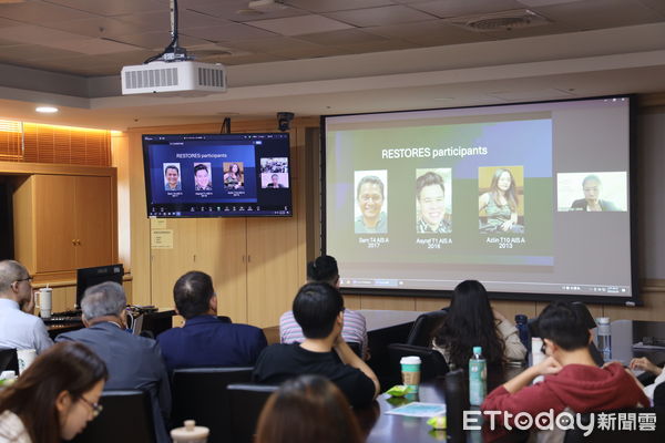 ▲▼美國明尼蘇達大學神經外科教授透過視訊主講「脊髓損傷後功能恢復的硬膜外脊髓電刺激：轉譯醫學進展與臨床觀察」。（圖／慈濟醫學中心提供，下同）