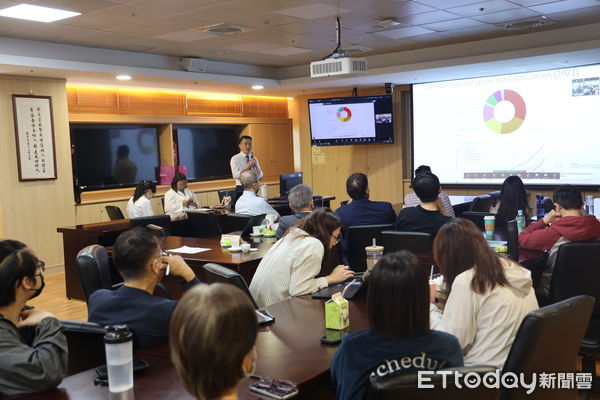 ▲▼美國明尼蘇達大學神經外科教授透過視訊主講「脊髓損傷後功能恢復的硬膜外脊髓電刺激：轉譯醫學進展與臨床觀察」。（圖／慈濟醫學中心提供，下同）