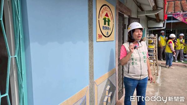▲台南市長夫人劉育菁帶餐點到場，慰勞辛苦付出的行善團志工。（記者林東良翻攝，下同）