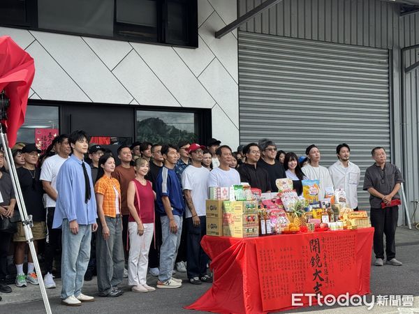 ▲李李仁、季芹、李多慧、古斌、頑童小春、王品澔出席《辛亥隧道》開鏡儀式。（圖／記者黃庠棻攝）