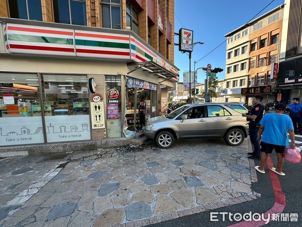 ▲▼一輛LEXUS休旅車停車過程中失控撞礁溪火車站前方一超商，。（圖／記者游芳男翻攝，下同）