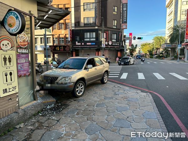 ▲▼一輛LEXUS休旅車停車過程中失控撞礁溪火車站前方一超商，。（圖／記者游芳男翻攝，下同）