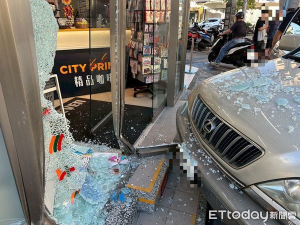 ▲▼一輛LEXUS休旅車停車過程中失控撞礁溪火車站前方一超商，。（圖／記者游芳男翻攝，下同）