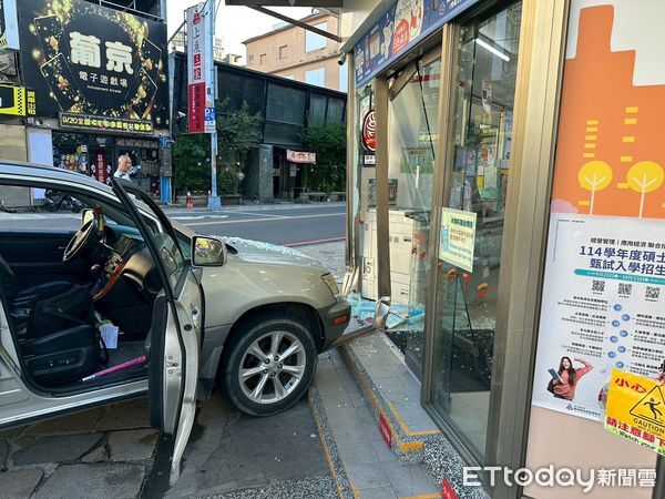 ▲▼一輛LEXUS休旅車停車過程中失控撞礁溪火車站前方一超商，。（圖／記者游芳男翻攝，下同）