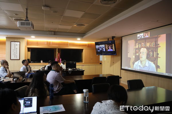 ▲▼美國明尼蘇達大學神經外科教授透過視訊主講「脊髓損傷後功能恢復的硬膜外脊髓電刺激：轉譯醫學進展與臨床觀察」。（圖／慈濟醫學中心提供，下同）