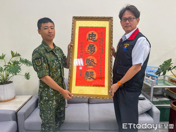 ▲北區後備指揮部盧金來上士榮獲「國軍楷模」縣府贈匾祝賀。（圖／花蓮縣政府提供，下同）