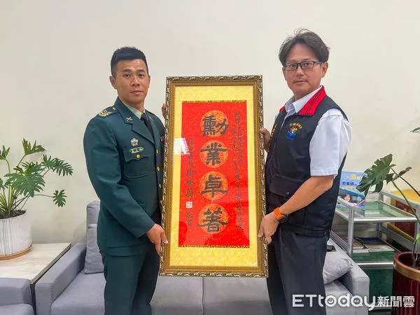 ▲北區後備指揮部盧金來上士榮獲「國軍楷模」縣府贈匾祝賀。（圖／花蓮縣政府提供，下同）