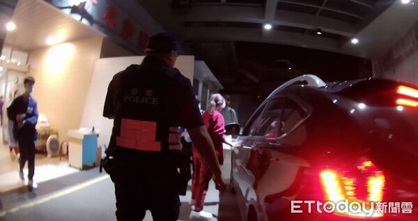 ▲▼苗栗婦遭毒蛇龜殼花咬傷，警鳴笛開到協助送醫。（圖／記者楊永盛翻攝）