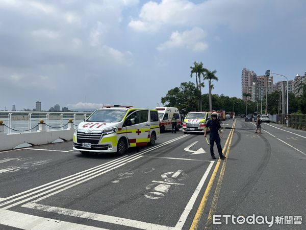 ▲高雄澄清湖發生嚴重車禍。（圖／記者許宥孺翻攝）