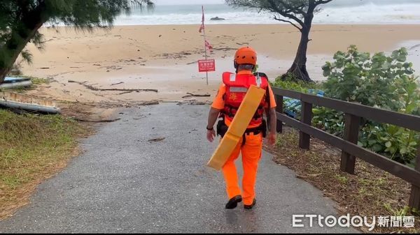 ▲▼   樺加沙」颱風來襲！海巡加強巡查 籲勿觀浪避免受罰          。（圖／記者陳崑福翻攝）