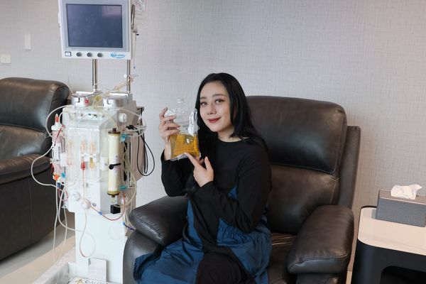 ▲高慧君進行接受雙重過濾血漿交換療法。（圖／光意娛樂提供）