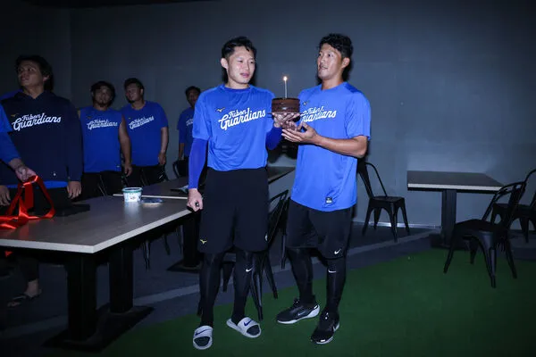 ▲▼富邦悍將為林哲瑄慶生。（圖／富邦悍將提供）