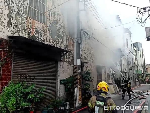 ▲永康中正北路民宅今下午發生火警，警消出動21車36人火速趕抵搶救。（記者林東良翻攝，下同）
