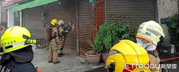 ▲永康中正北路民宅今下午發生火警，警消出動21車36人火速趕抵搶救。（記者林東良翻攝，下同）