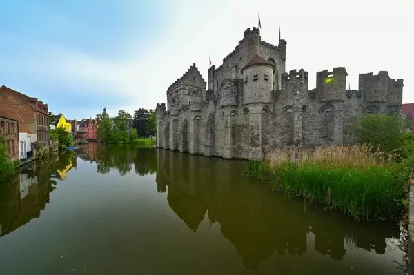 ▲▼漫遊「伯爵城堡」，周遭介紹、內部導覽與觀景台的根特天際線分享。（圖／部落客Leo提供）